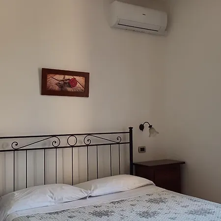 B&B Il Girasole - Rooms & House In Country - Air Conditioned - 1500 Meters From Historic Center-3